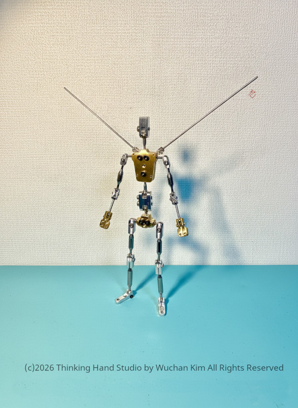 골드와 은색으로 금속성 빛을 발하는 인간형태의 관절뼈대, Armature.